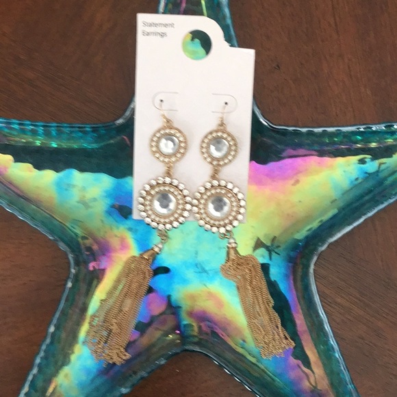 💃NWT Gorgeous Goldtone Tassel Hanging Earrings 💃 - Picture 2 of 4